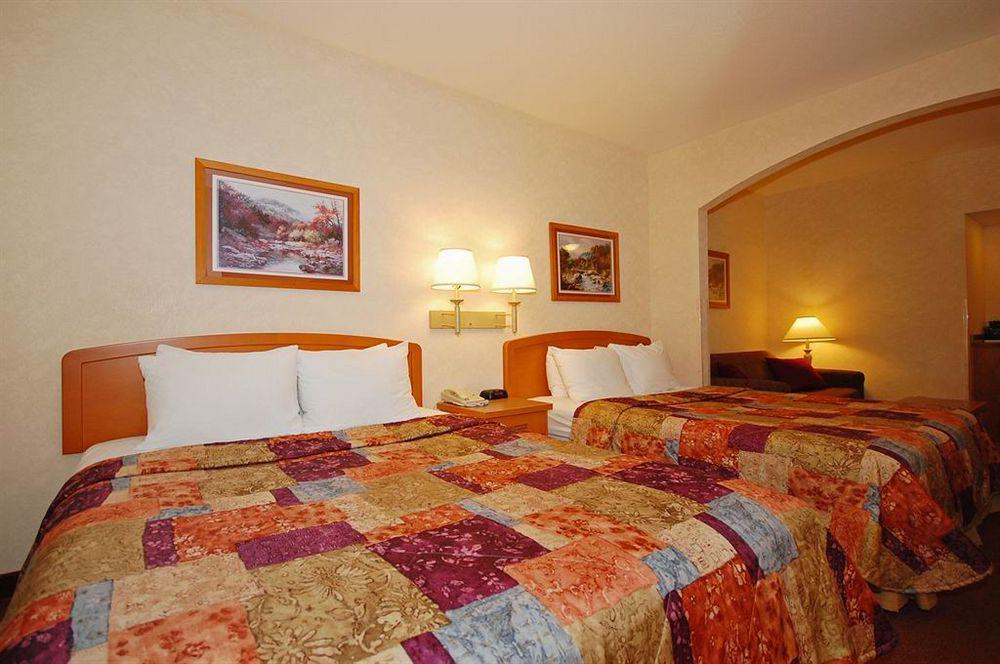 Sleep Inn & Suites Lake Of The Ozarks Camdenton Exterior photo
